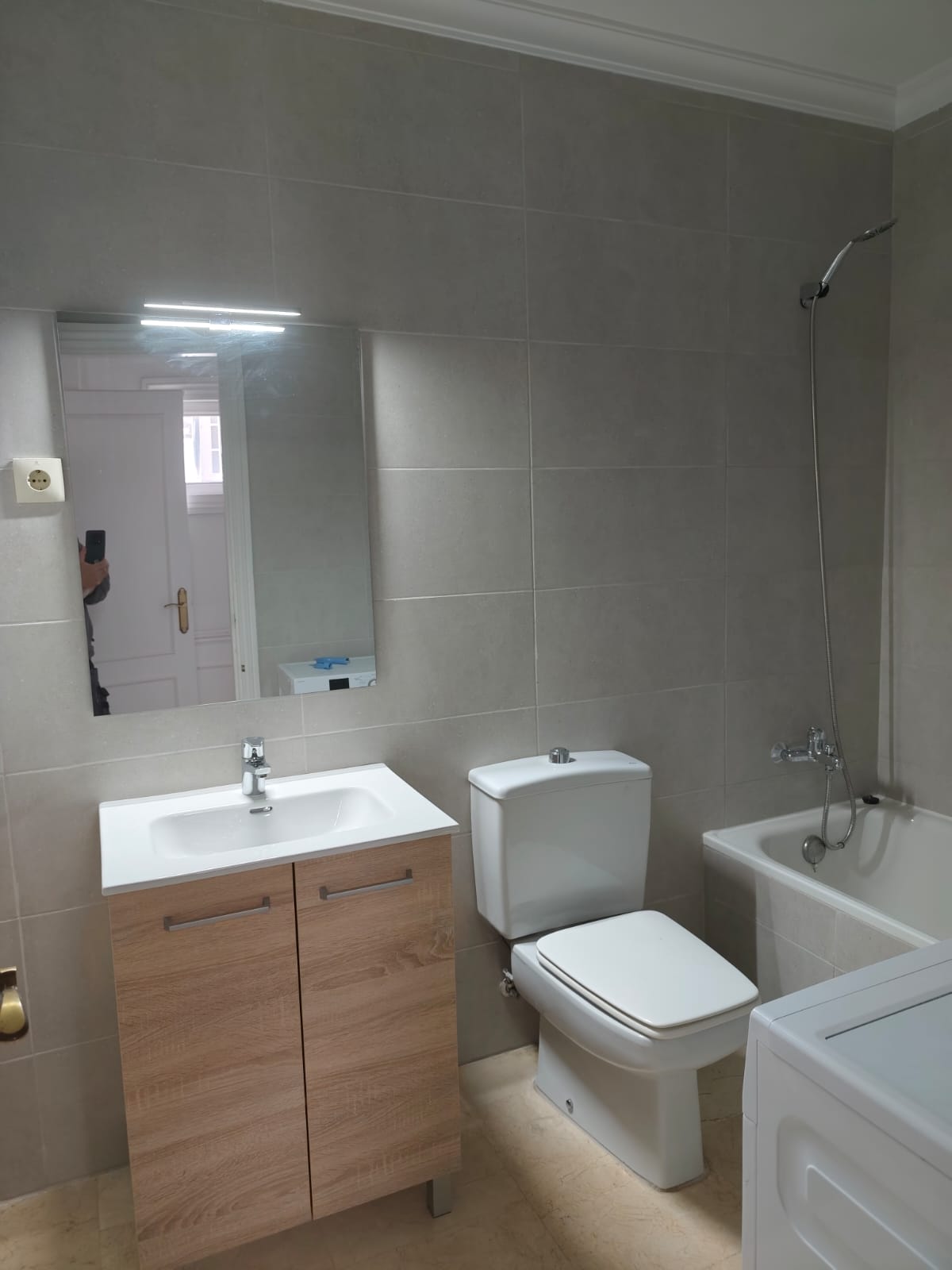 REBV0936 -Charming 2 bed middle floor apartment