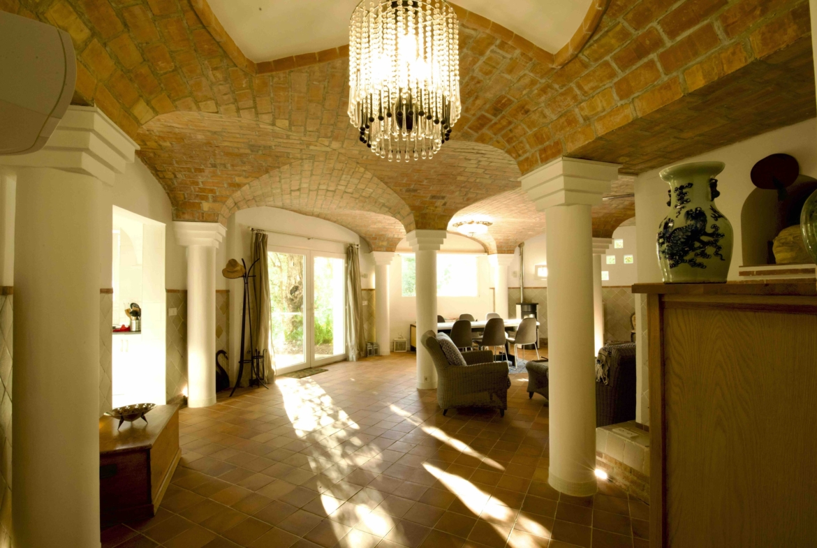 REBVGR0938 – Rural Hotel, House & Apartment