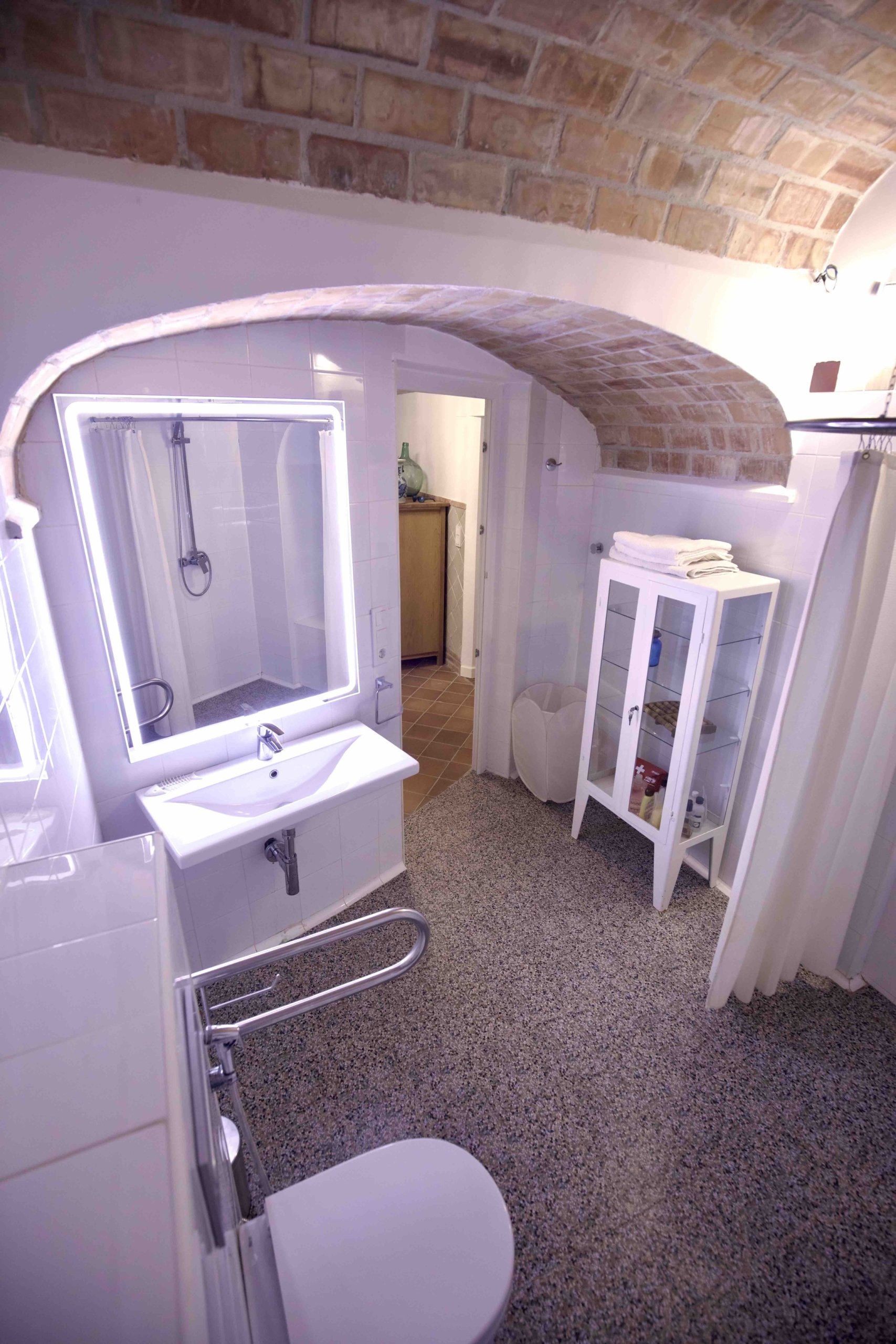 REBVGR0938 – Rural Hotel, House & Apartment