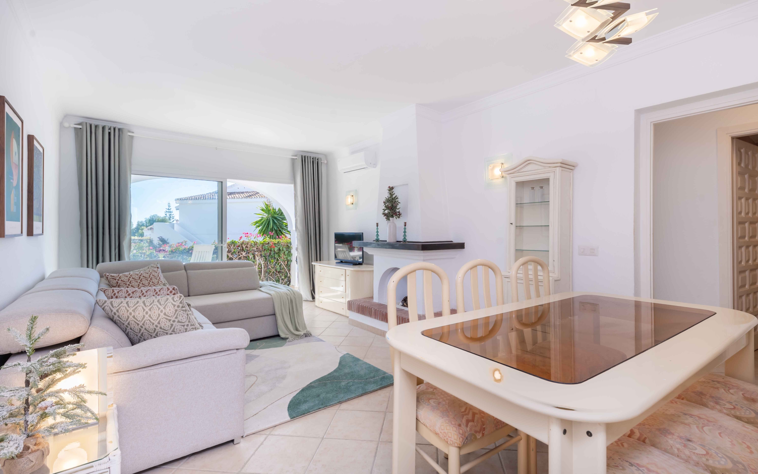 REBV0942 – 2 bed top floor apartment in Pueblo Cortez, El Paraiso, Benahavis with beautiful garden & golf views