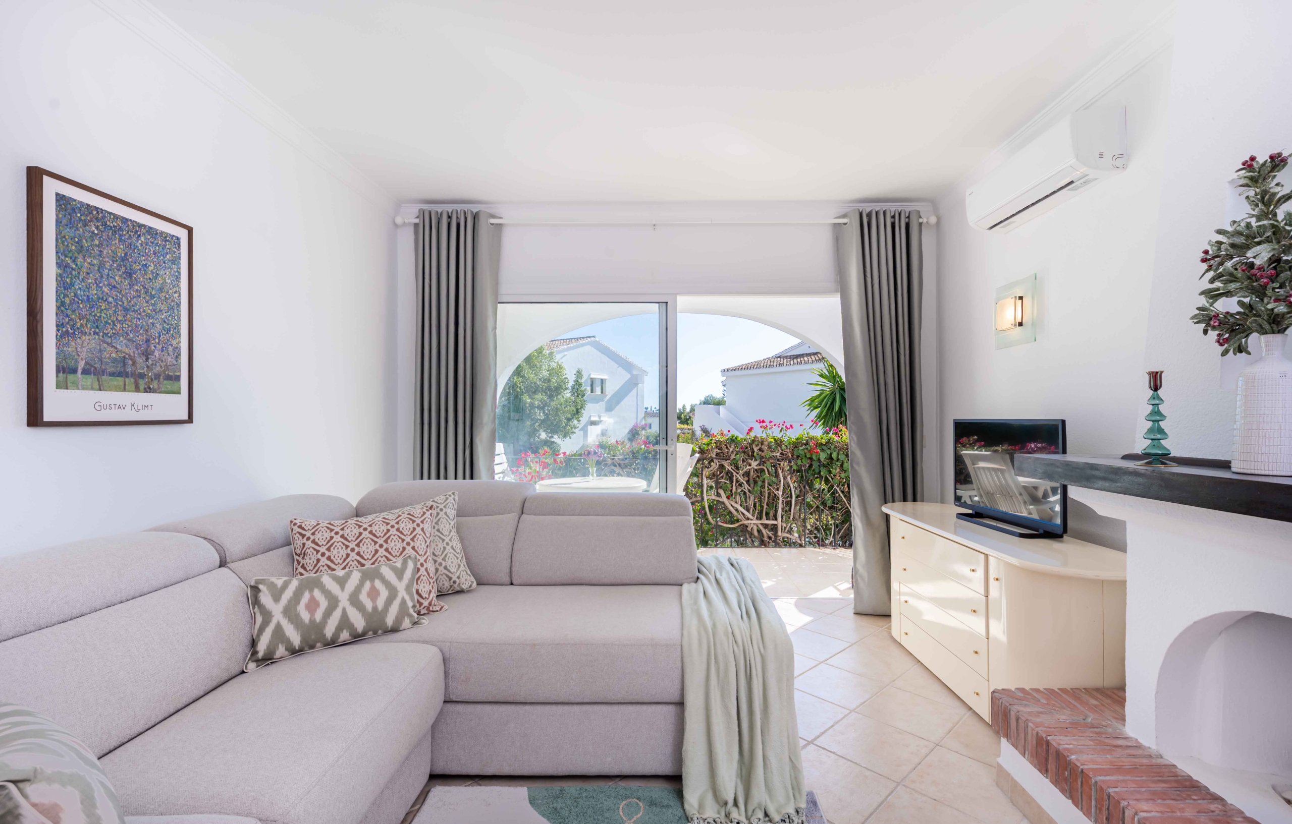 REBV0942 – 2 bed top floor apartment in Pueblo Cortez, El Paraiso, Benahavis with beautiful garden & golf views