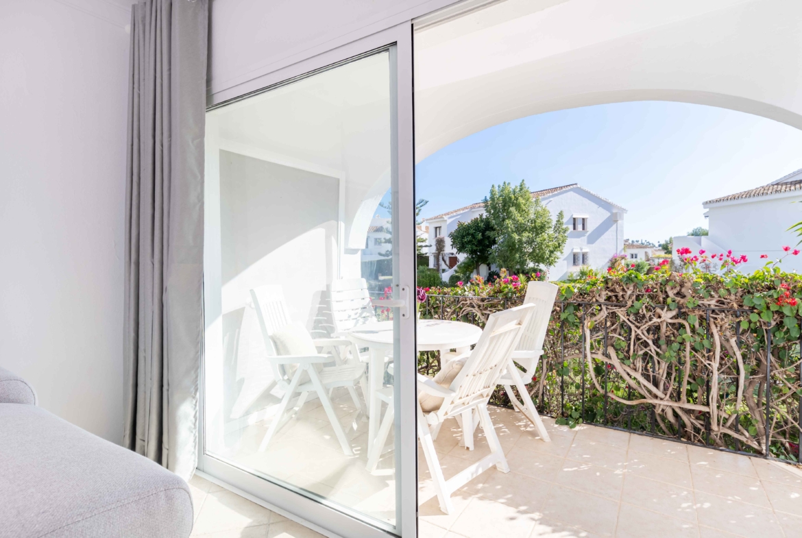 REBV0942 – 2 bed top floor apartment in Pueblo Cortez, El Paraiso, Benahavis with beautiful garden & golf views