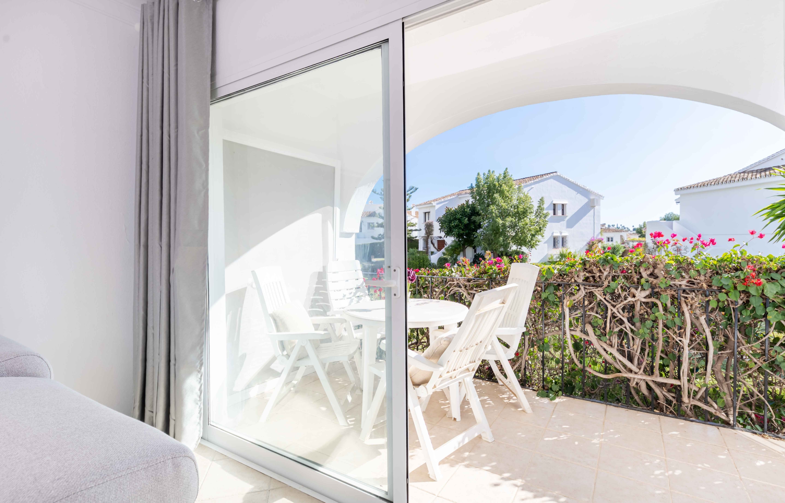 REBV0942 – 2 bed top floor apartment in Pueblo Cortez, El Paraiso, Benahavis with beautiful garden & golf views