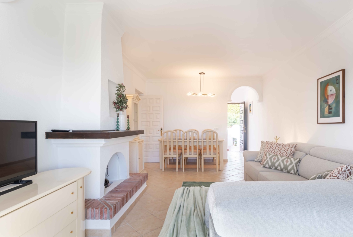 REBV0942 – 2 bed top floor apartment in Pueblo Cortez, El Paraiso, Benahavis with beautiful garden & golf views