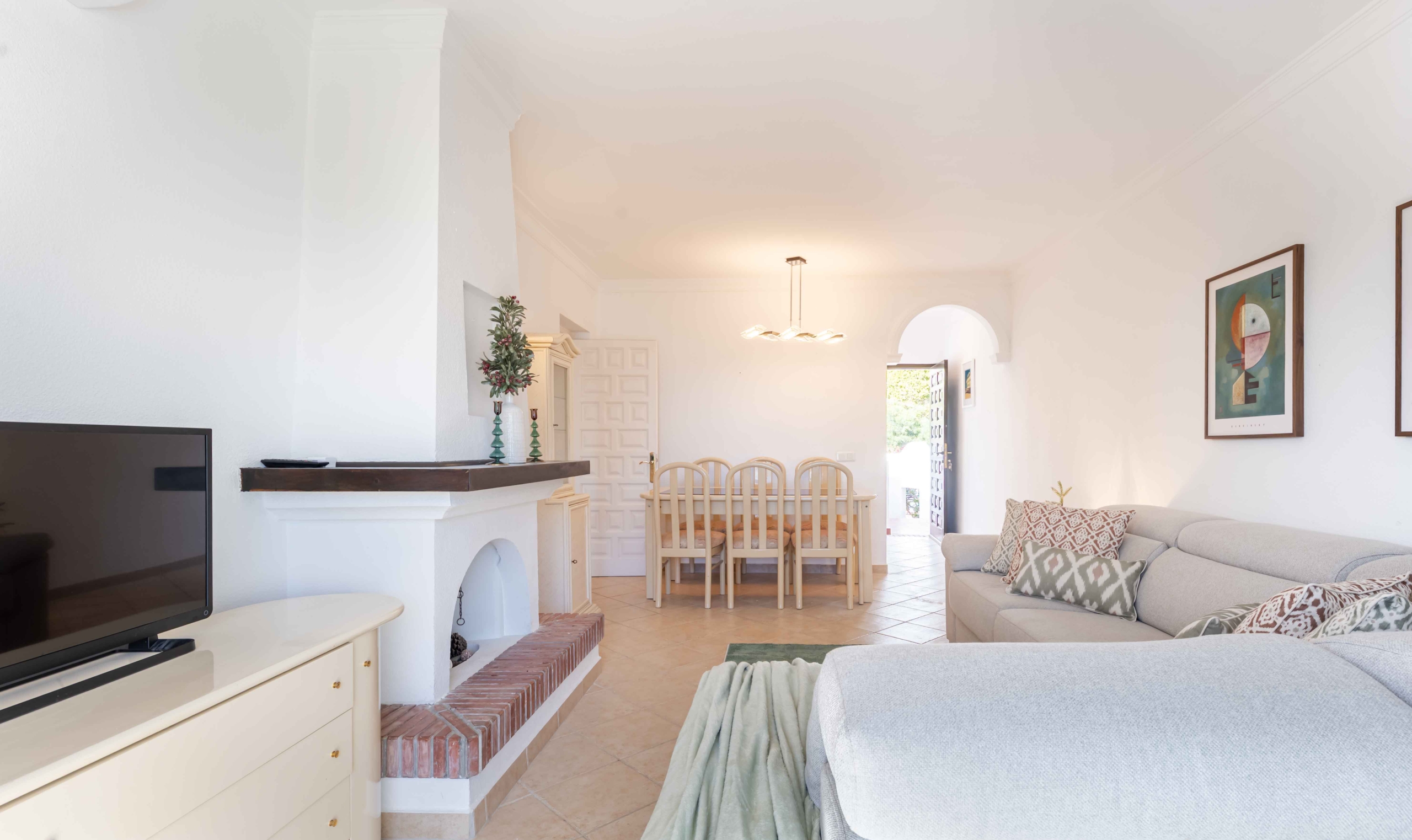 REBV0942 – 2 bed top floor apartment in Pueblo Cortez, El Paraiso, Benahavis with beautiful garden & golf views