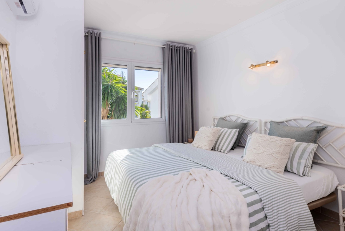REBV0942 – 2 bed top floor apartment in Pueblo Cortez, El Paraiso, Benahavis with beautiful garden & golf views