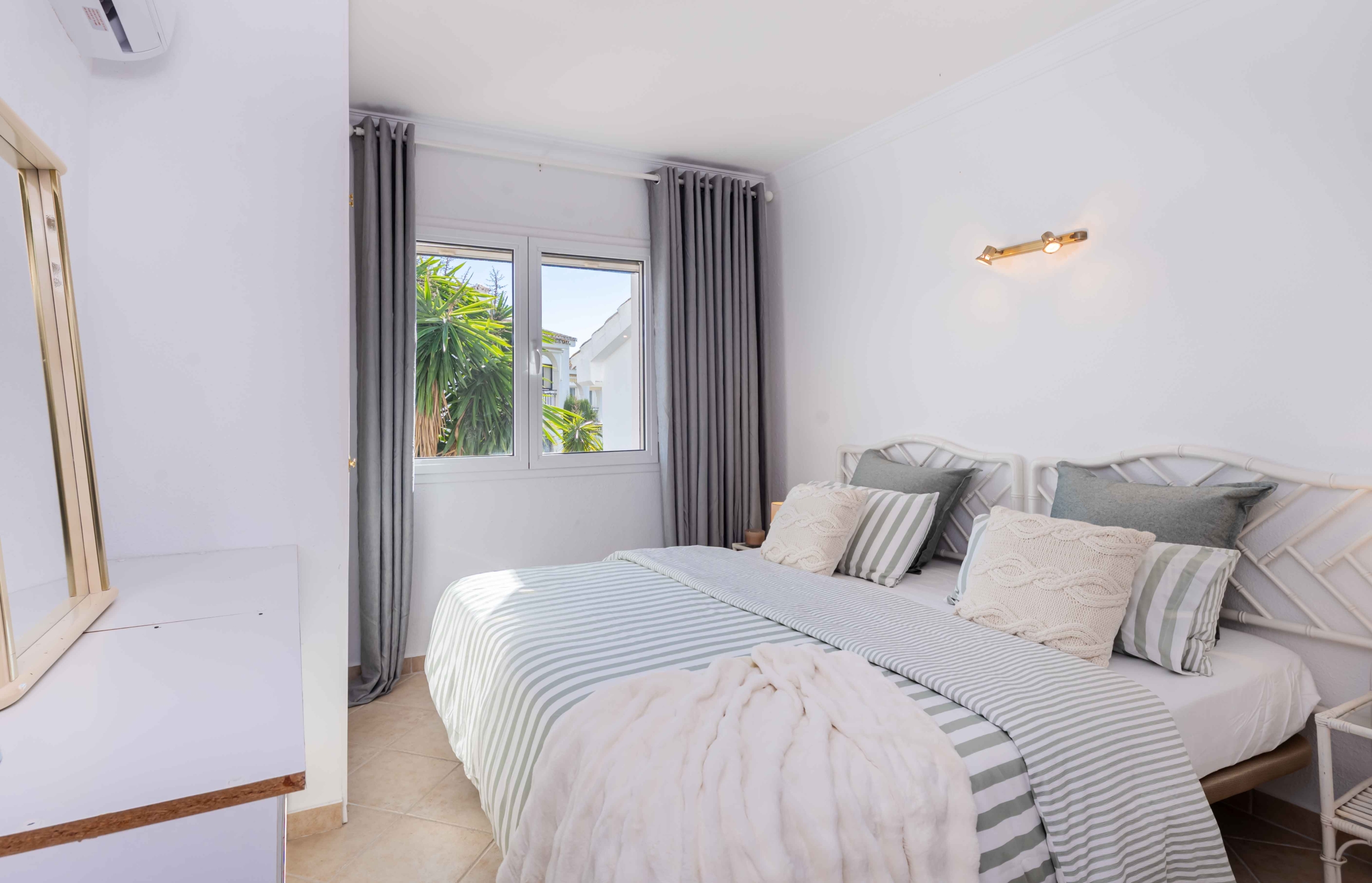 REBV0942 – 2 bed top floor apartment in Pueblo Cortez, El Paraiso, Benahavis with beautiful garden & golf views