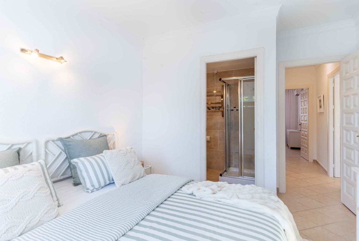 REBV0942 – 2 bed top floor apartment in Pueblo Cortez, El Paraiso, Benahavis with beautiful garden & golf views