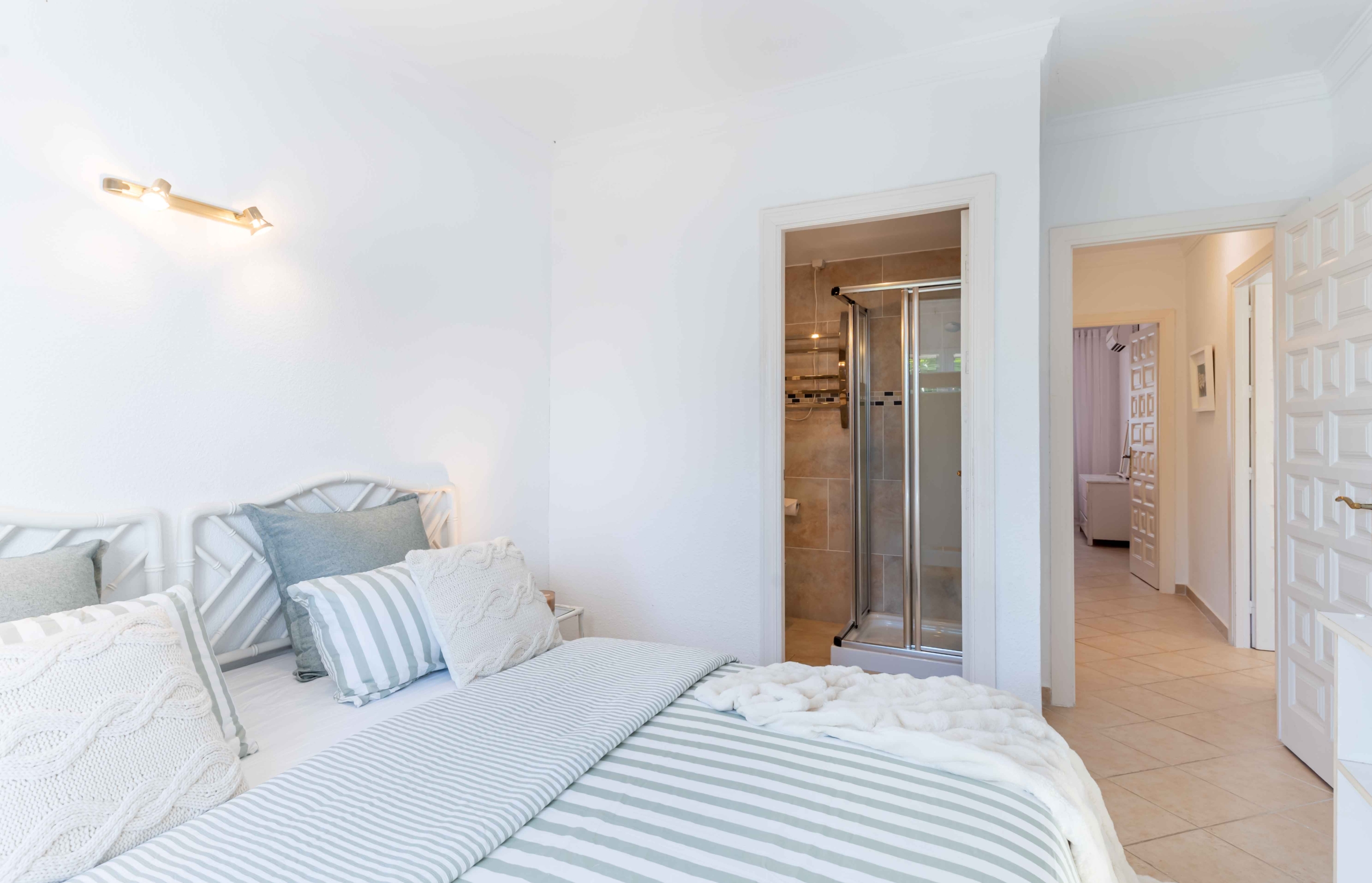 REBV0942 – 2 bed top floor apartment in Pueblo Cortez, El Paraiso, Benahavis with beautiful garden & golf views