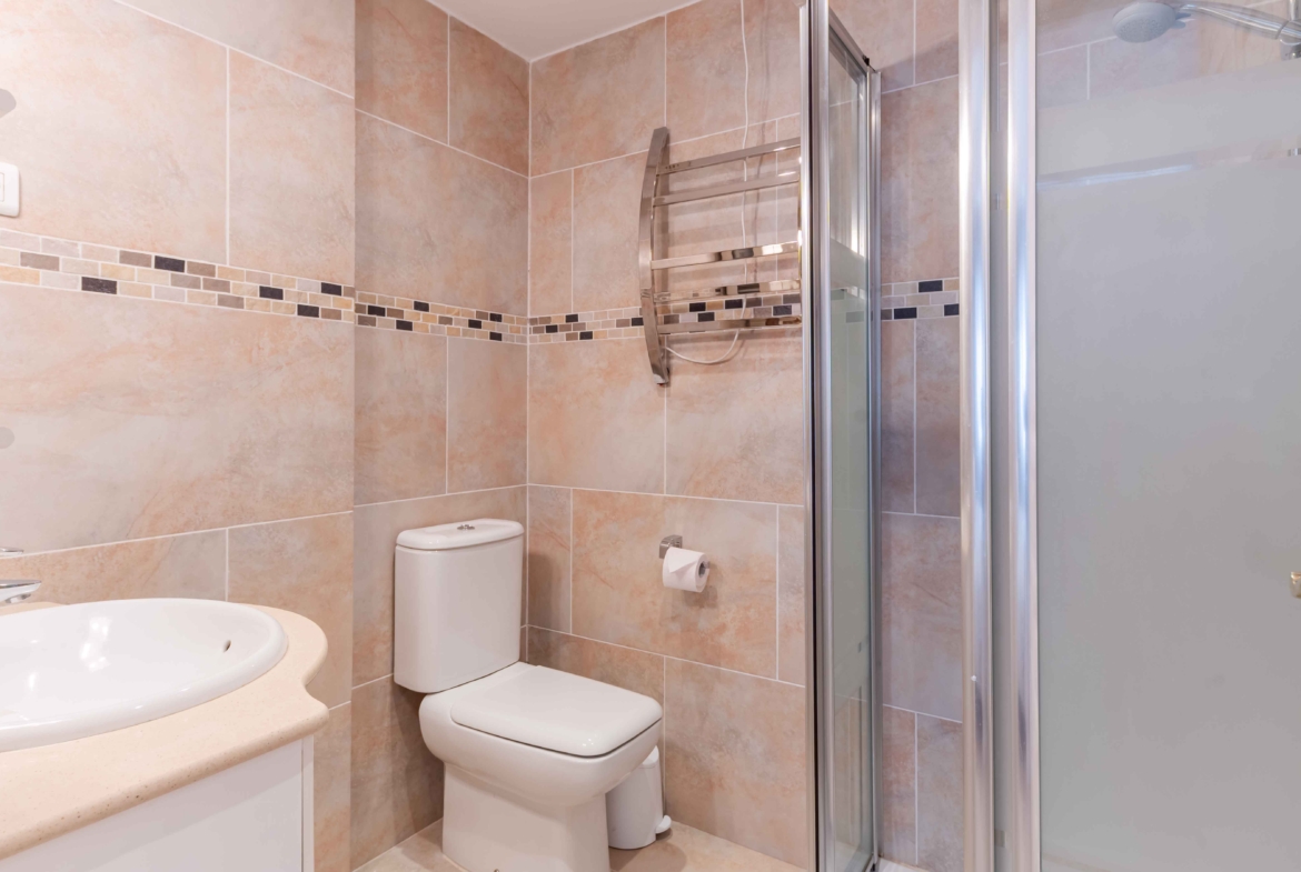 REBV0942 – 2 bed top floor apartment in Pueblo Cortez, El Paraiso, Benahavis with beautiful garden & golf views