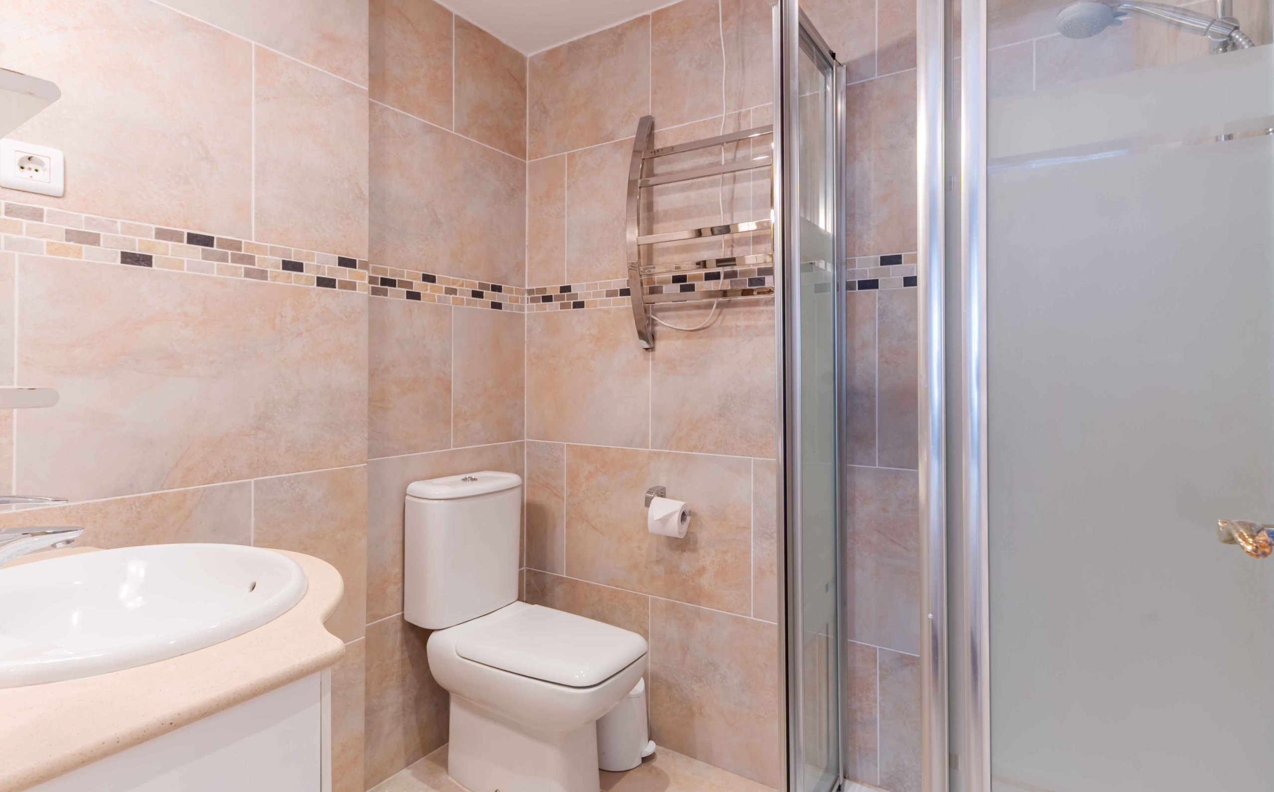 REBV0942 – 2 bed top floor apartment in Pueblo Cortez, El Paraiso, Benahavis with beautiful garden & golf views