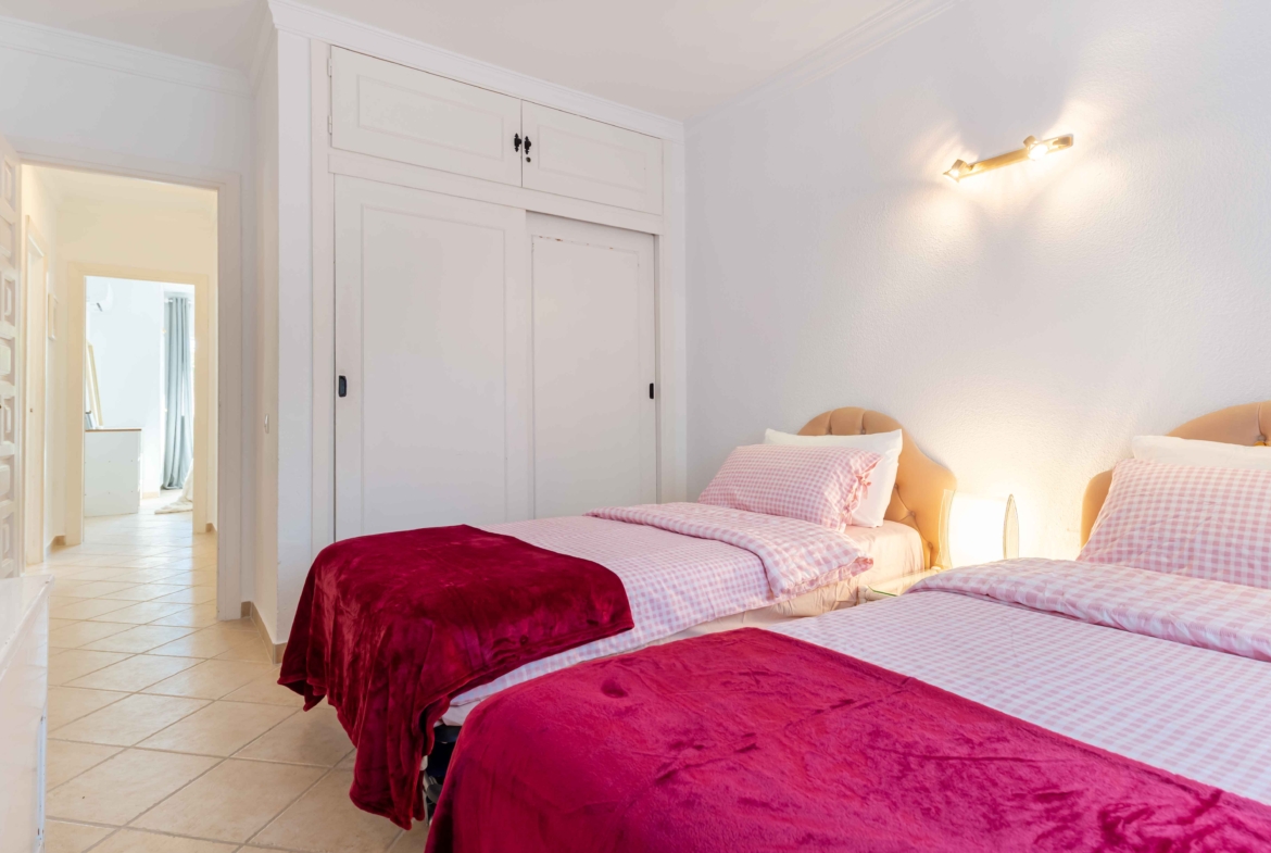 REBV0942 – 2 bed top floor apartment in Pueblo Cortez, El Paraiso, Benahavis with beautiful garden & golf views