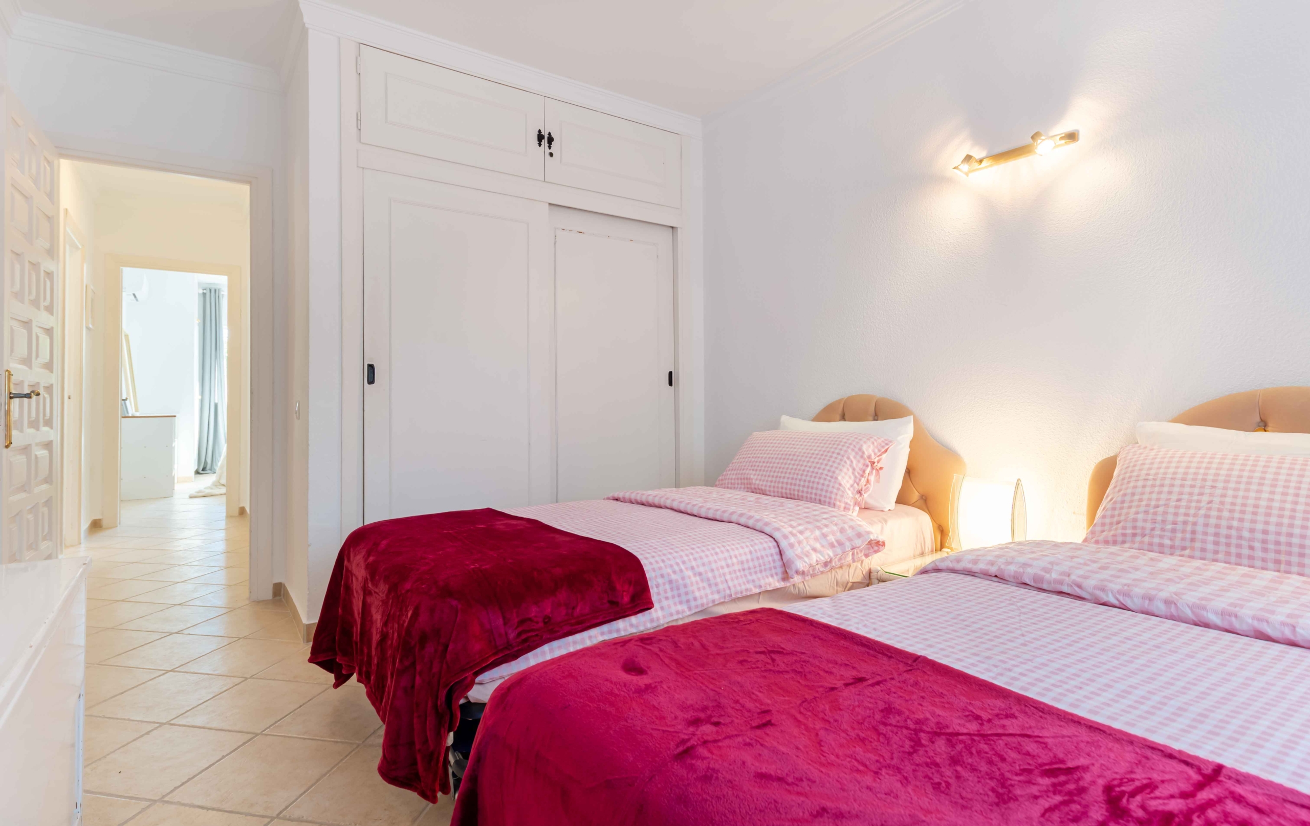 REBV0942 – 2 bed top floor apartment in Pueblo Cortez, El Paraiso, Benahavis with beautiful garden & golf views