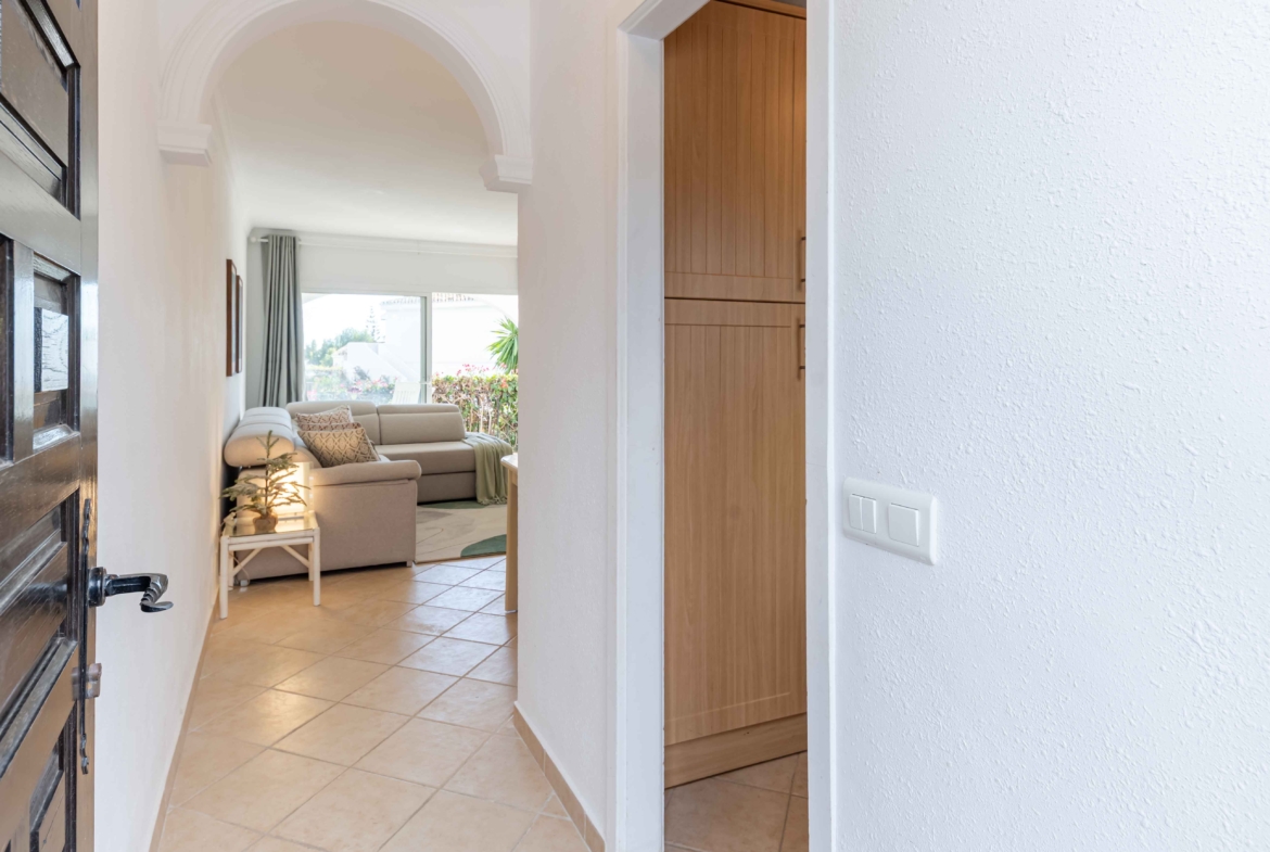 REBV0942 – 2 bed top floor apartment in Pueblo Cortez, El Paraiso, Benahavis with beautiful garden & golf views