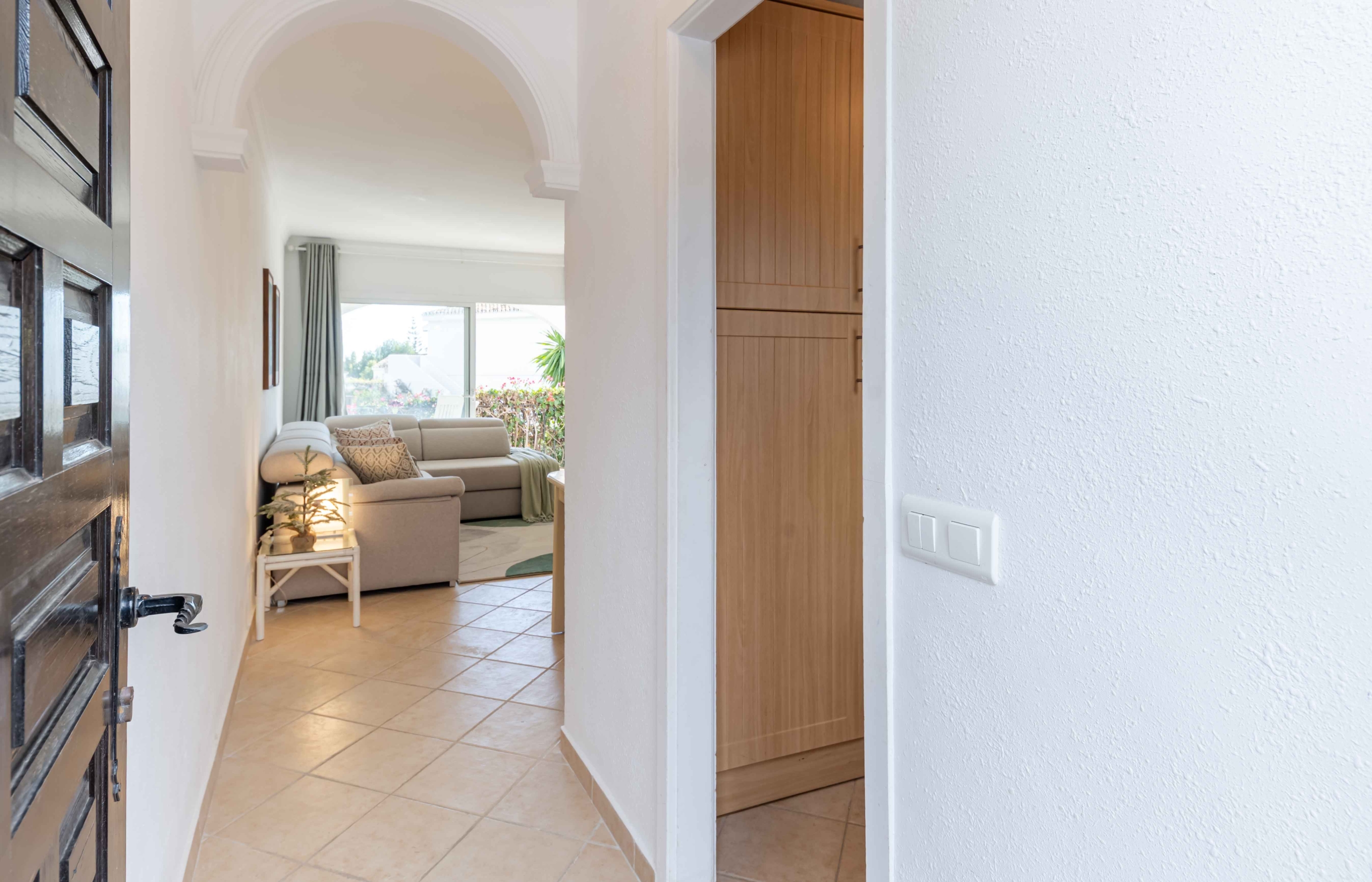 REBV0942 – 2 bed top floor apartment in Pueblo Cortez, El Paraiso, Benahavis with beautiful garden & golf views