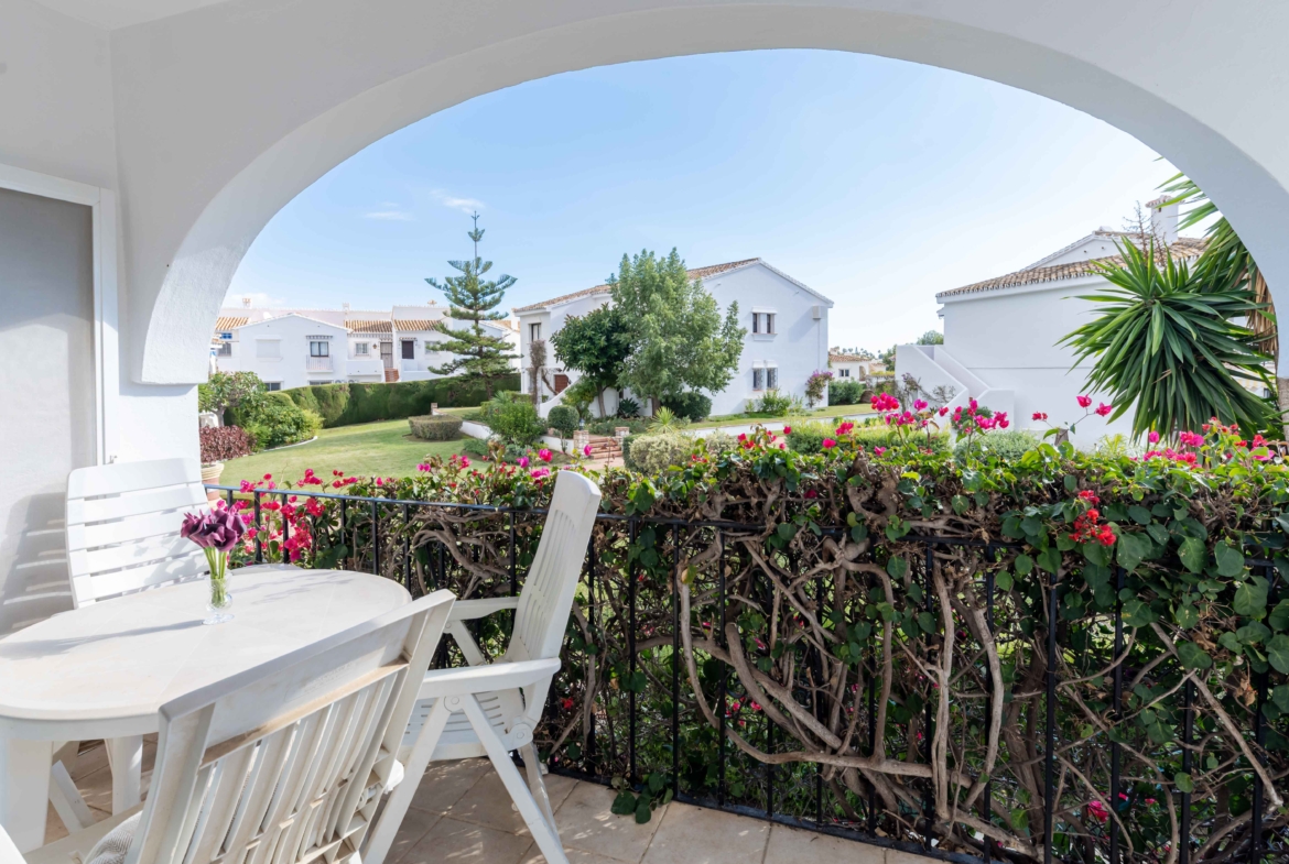 REBV0942 – 2 bed top floor apartment in Pueblo Cortez, El Paraiso, Benahavis with beautiful garden & golf views