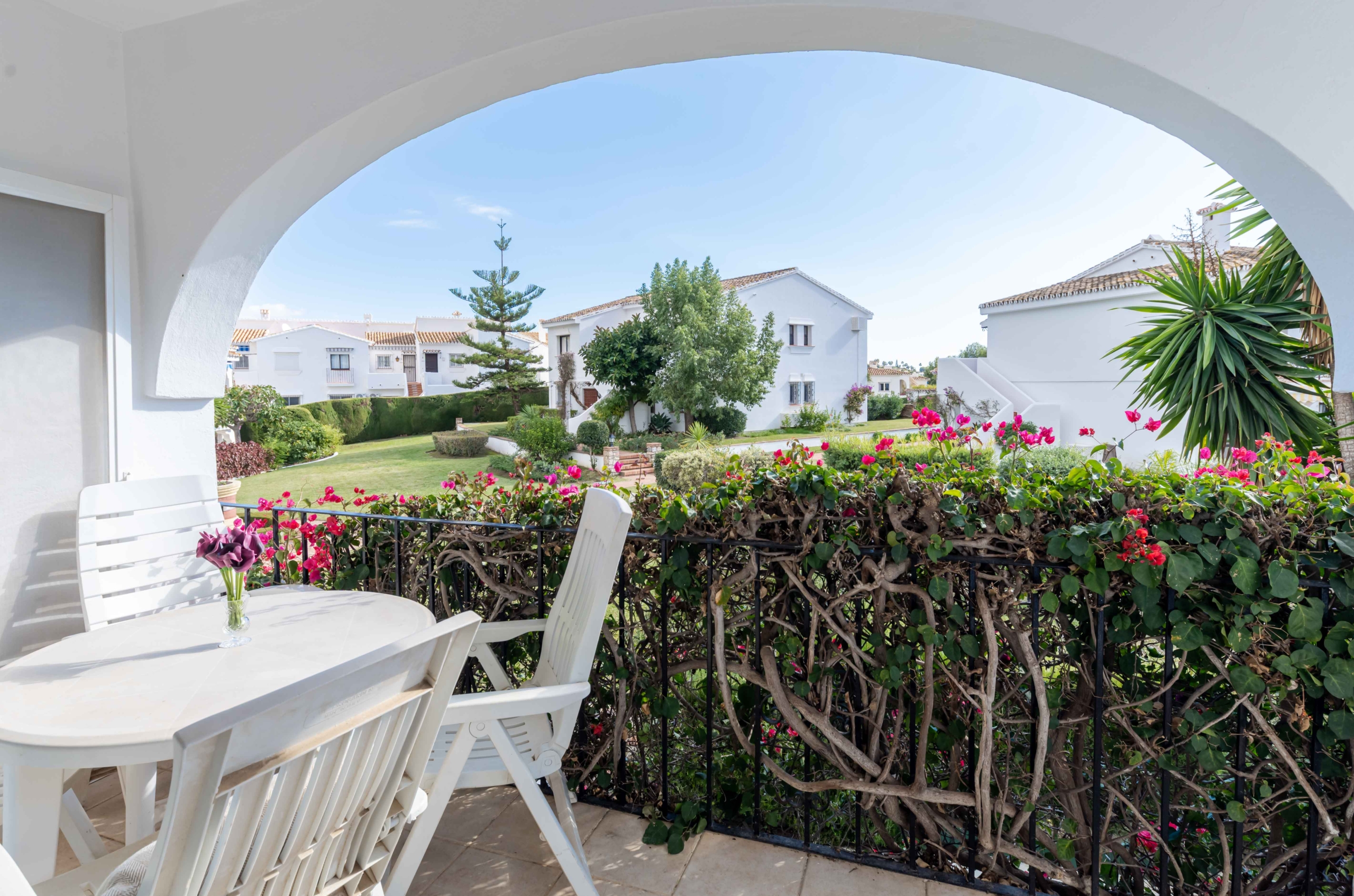 REBV0942 – 2 bed top floor apartment in Pueblo Cortez, El Paraiso, Benahavis with beautiful garden & golf views