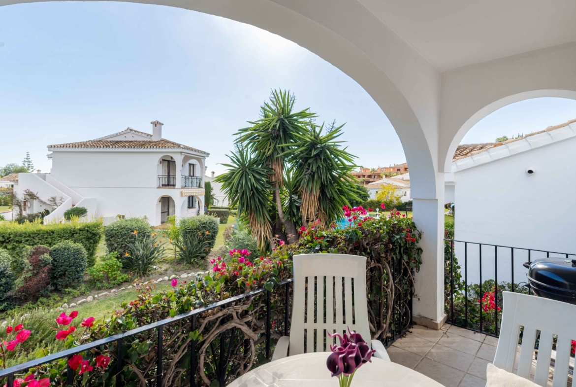 REBV0942 – 2 bed top floor apartment in Pueblo Cortez, El Paraiso, Benahavis with beautiful garden & golf views