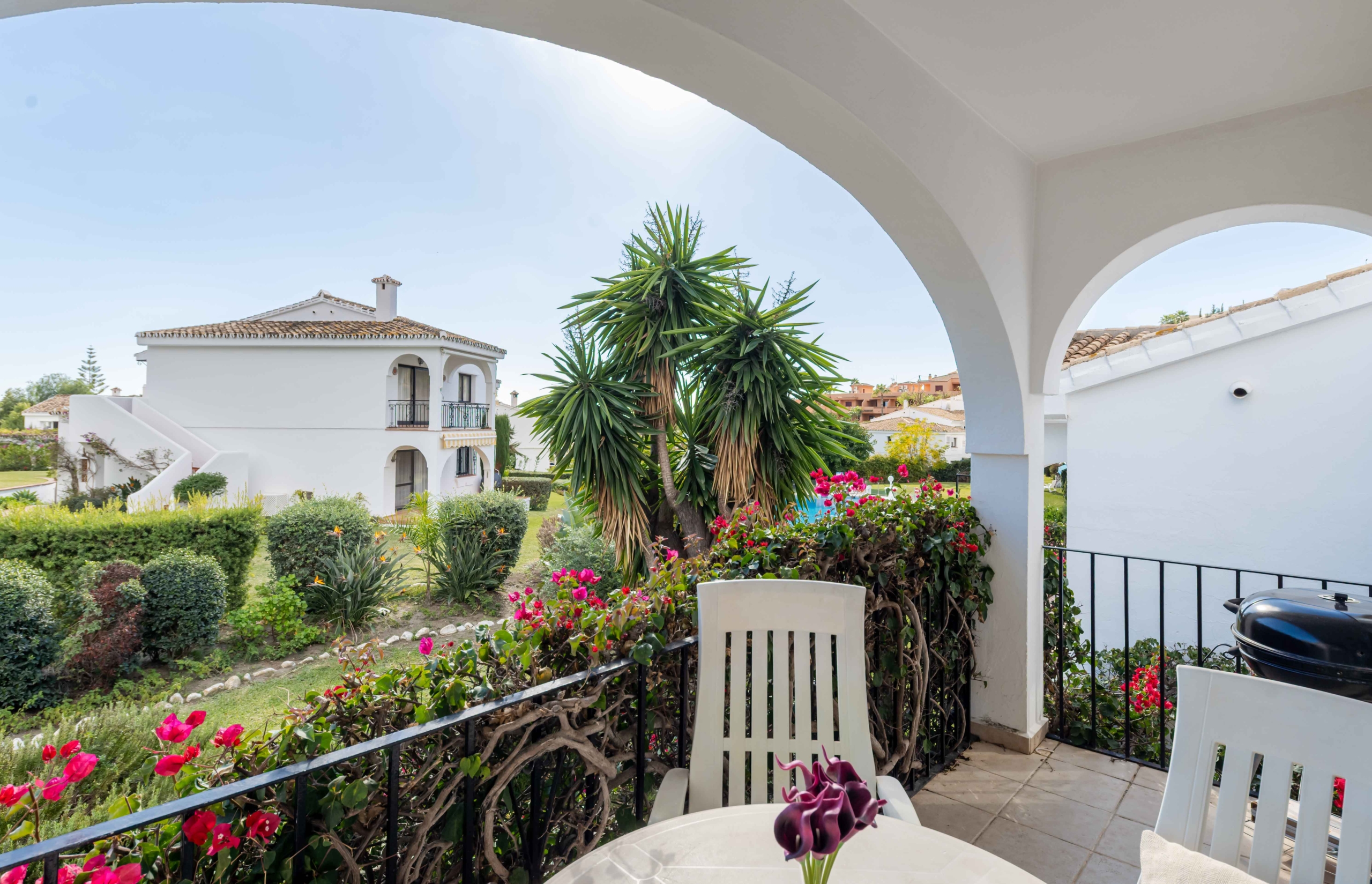 REBV0942 – 2 bed top floor apartment in Pueblo Cortez, El Paraiso, Benahavis with beautiful garden & golf views