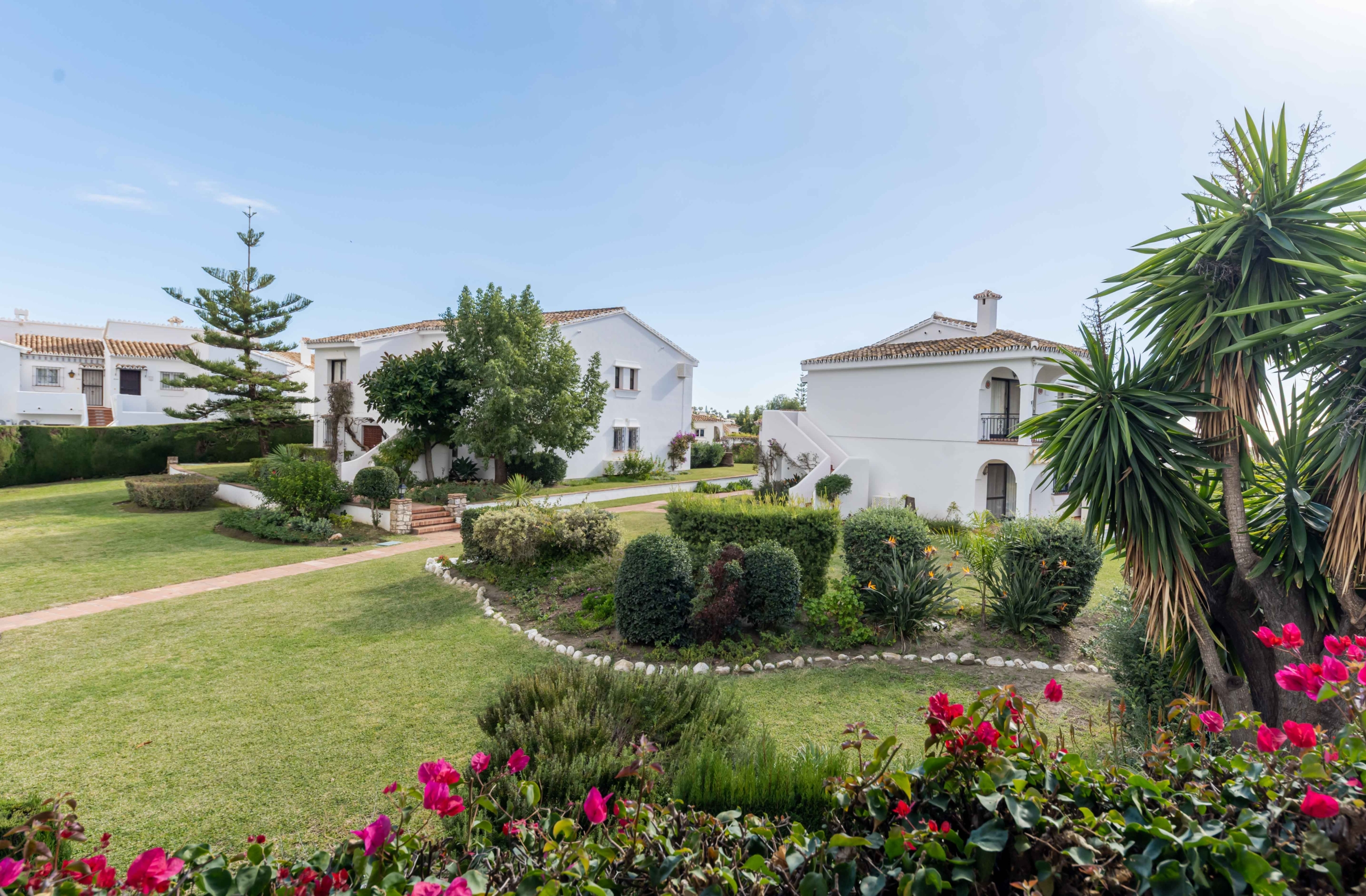 REBV0942 – 2 bed top floor apartment in Pueblo Cortez, El Paraiso, Benahavis with beautiful garden & golf views