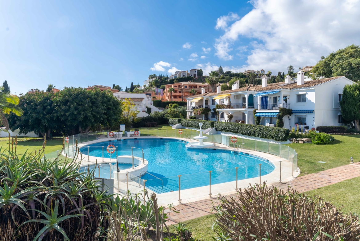 REBV0942 – 2 bed top floor apartment in Pueblo Cortez, El Paraiso, Benahavis with beautiful garden & golf views