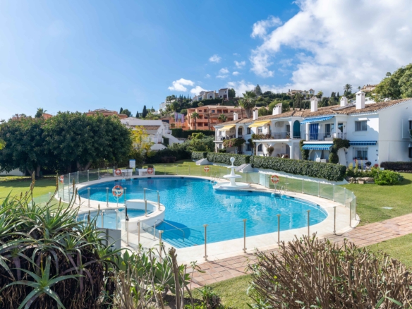 REBV0942 – 2 bed top floor apartment in Pueblo Cortez, El Paraiso, Benahavis with beautiful garden & golf views