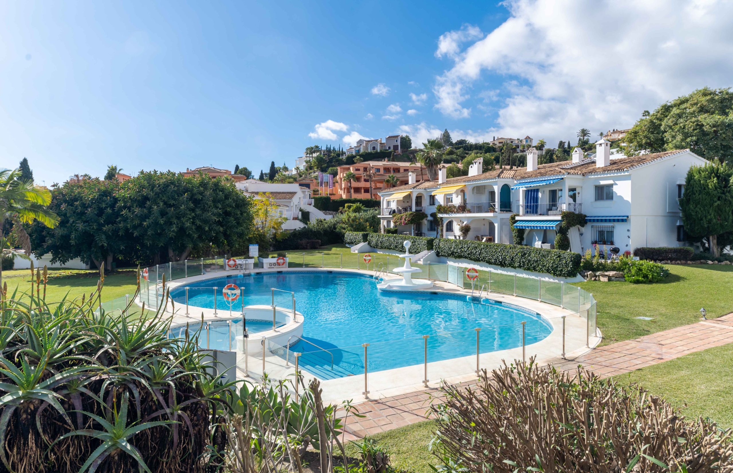 REBV0942 – 2 bed top floor apartment in Pueblo Cortez, El Paraiso, Benahavis with beautiful garden & golf views
